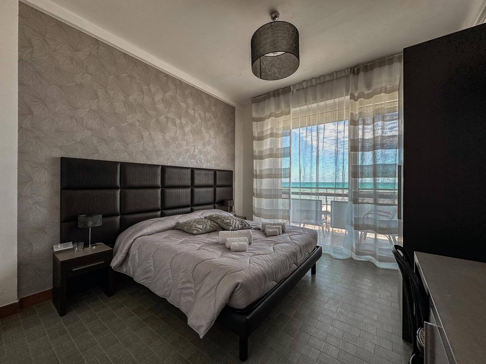 Hotel Re Leone Rimini Exteriör bild