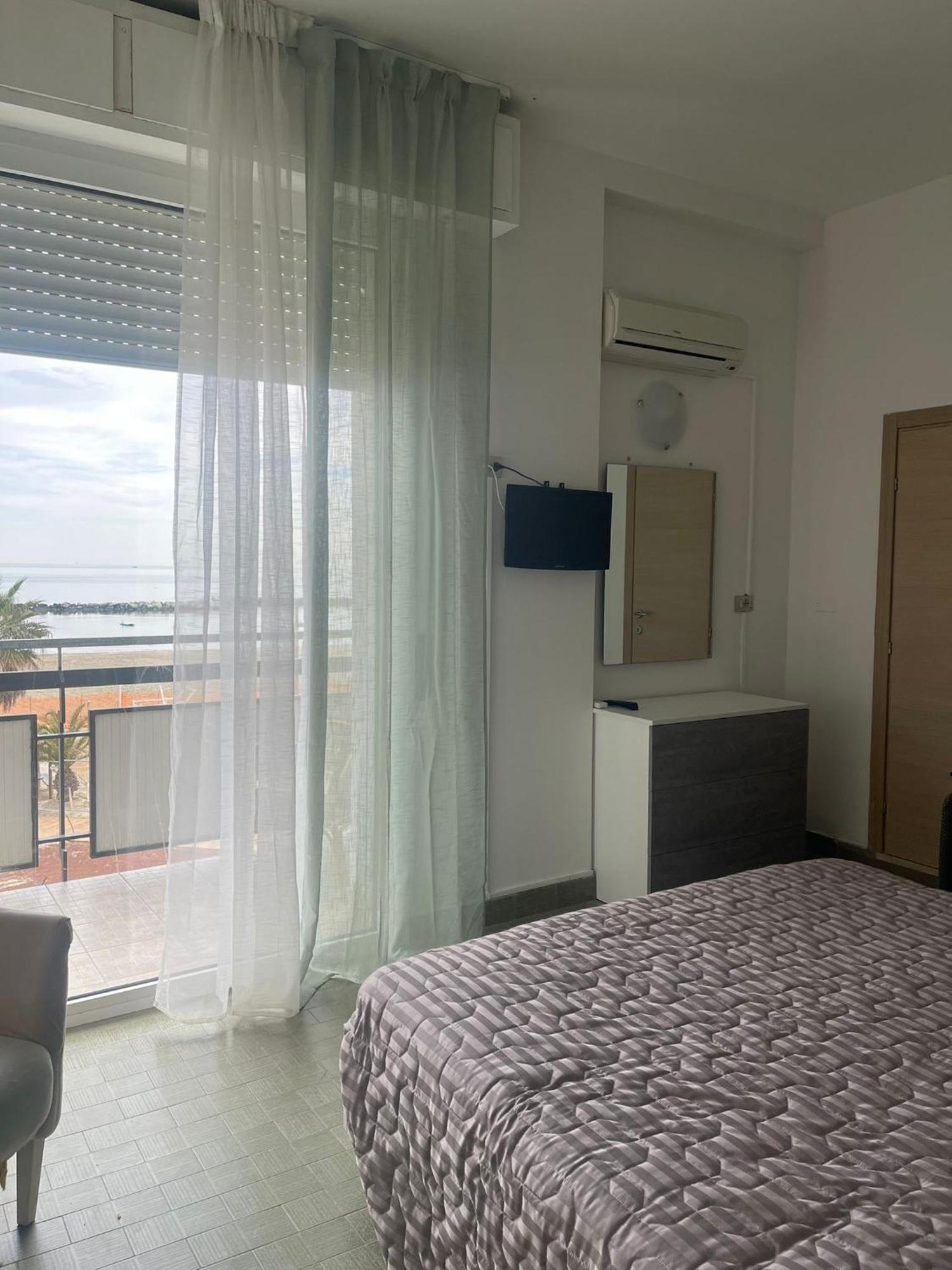 Hotel Re Leone Rimini Exteriör bild